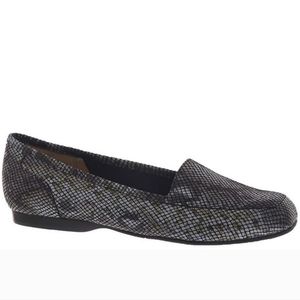 NEW Array Silver Metallic Snake Print Leather Flats‎ 9